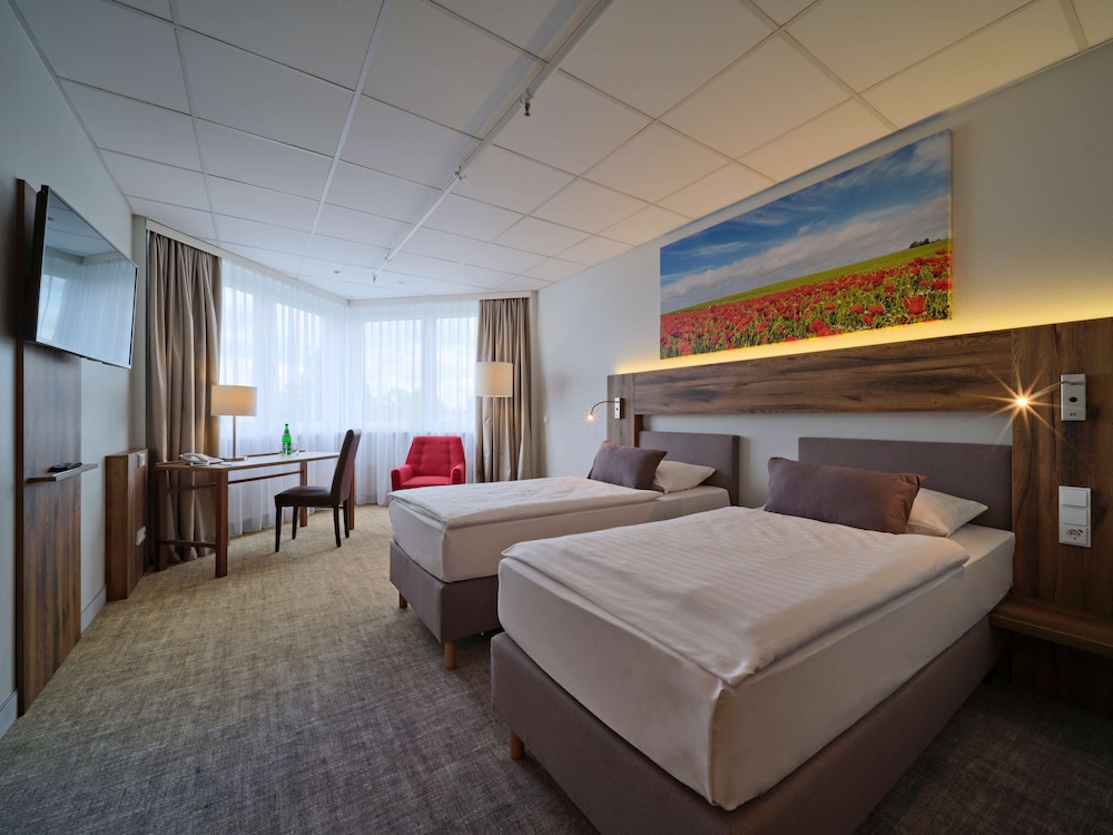 Business Room, 1 Double Bed (Converts to 2 Twin Beds) - Photo 2