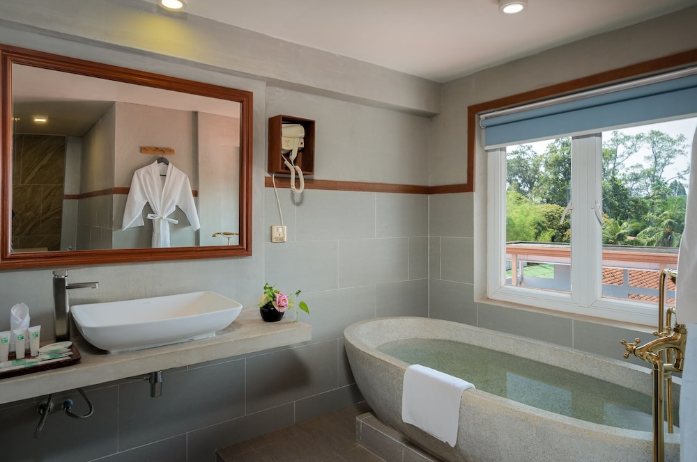 Executive Double or Twin Room, Bathtub, Pool View photo 2