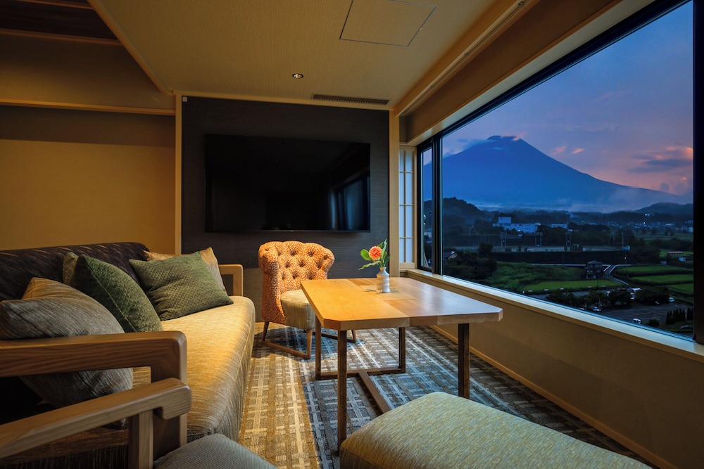 Sanri-Suite JapaneseWestern Room with OpenAir Bath, Mt. Fuji View [With Yamanshi Wine Lounge Access] photo 3