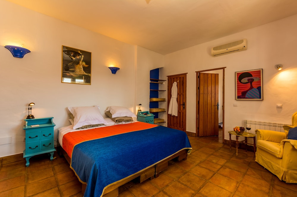 Deluxe Double or Twin Room, 1 King Bed, Balcony, Mountain View photo 3