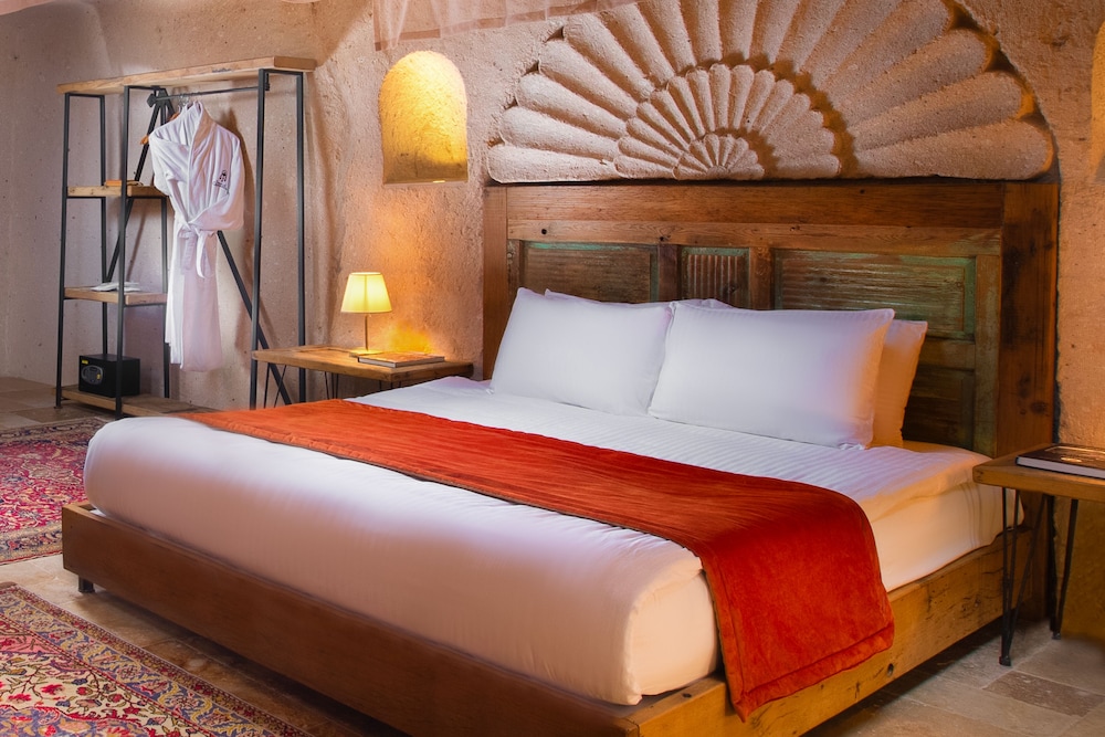 Deluxe Cave Suite