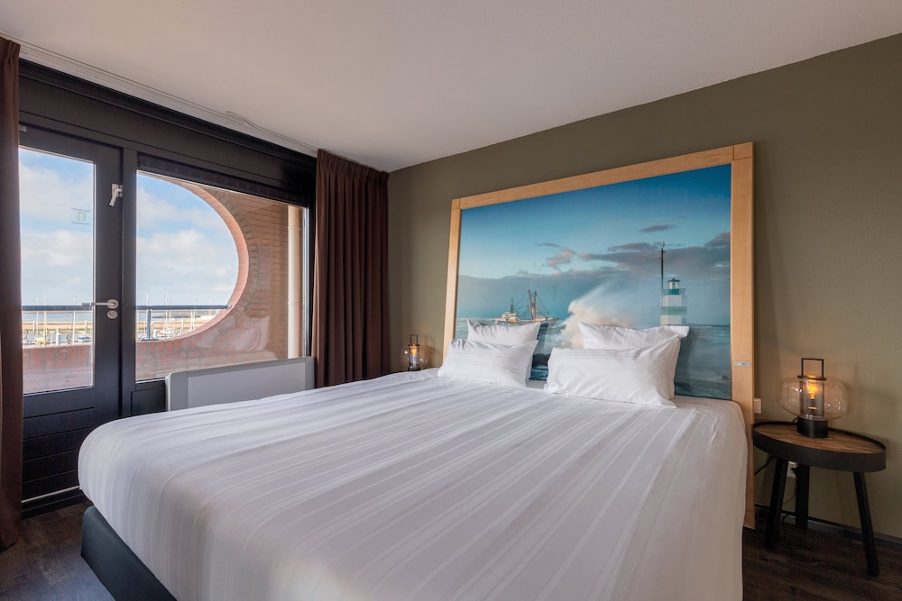 Deluxe Room thumbnail 6