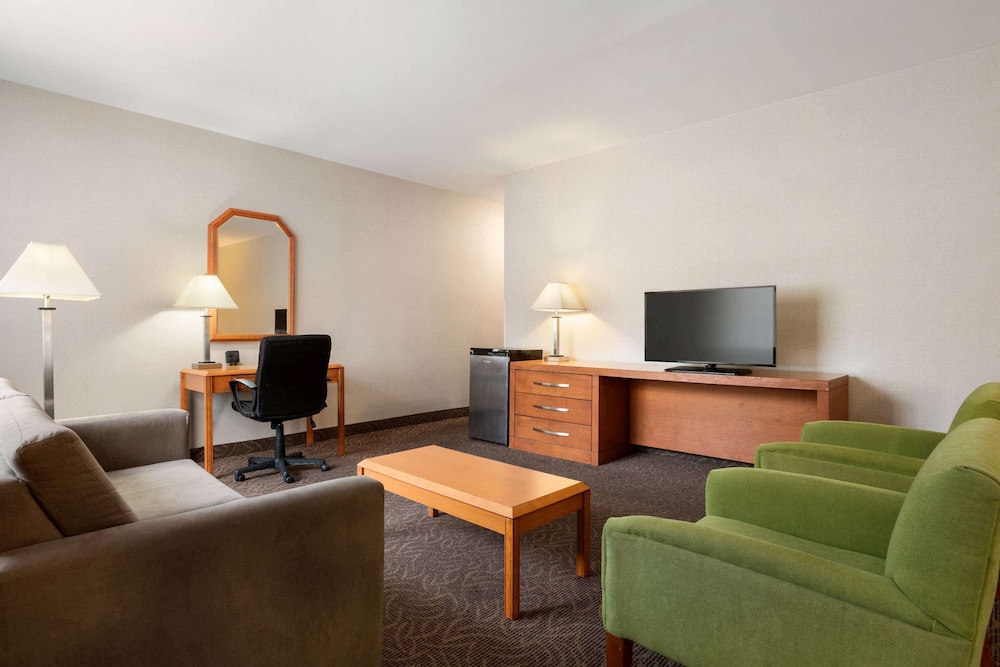 Suite, 1 King Bed, Non Smoking - Photo 2