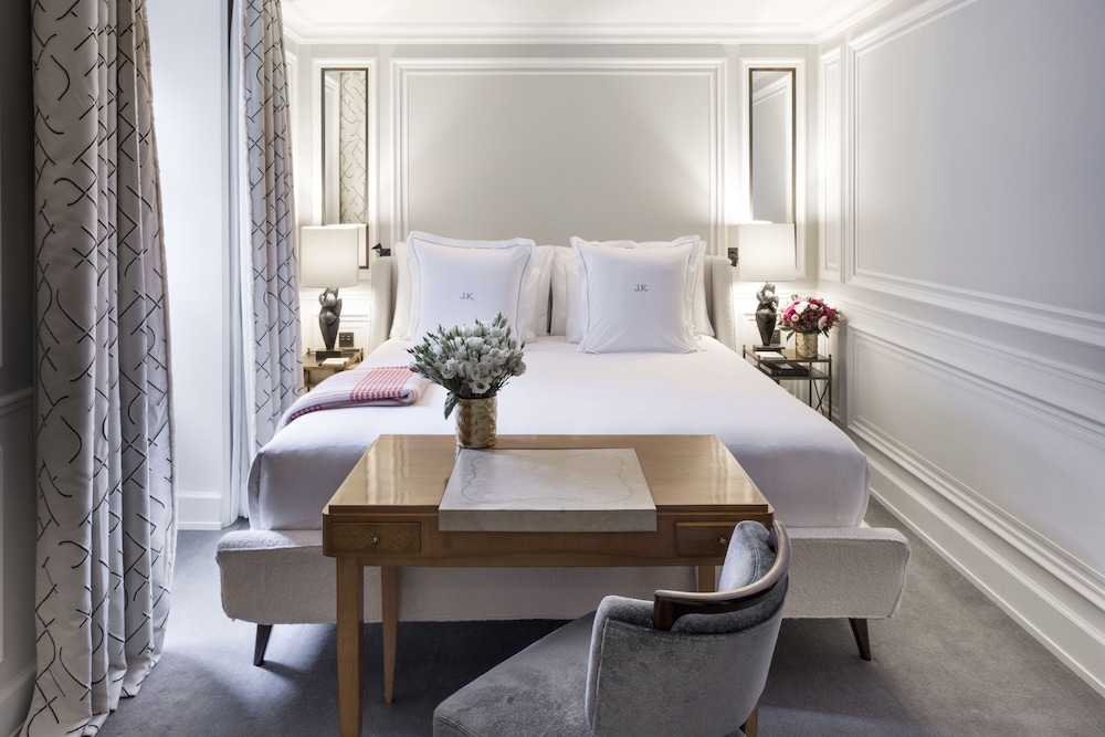 J.K. Place Paris bedroom photo
