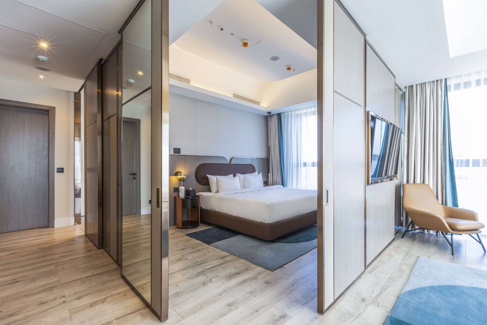 Suite with Balcony, Canal View - Photo 1