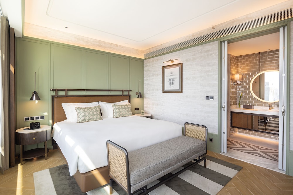 Premium One Bedroom Suite with Lounge Access