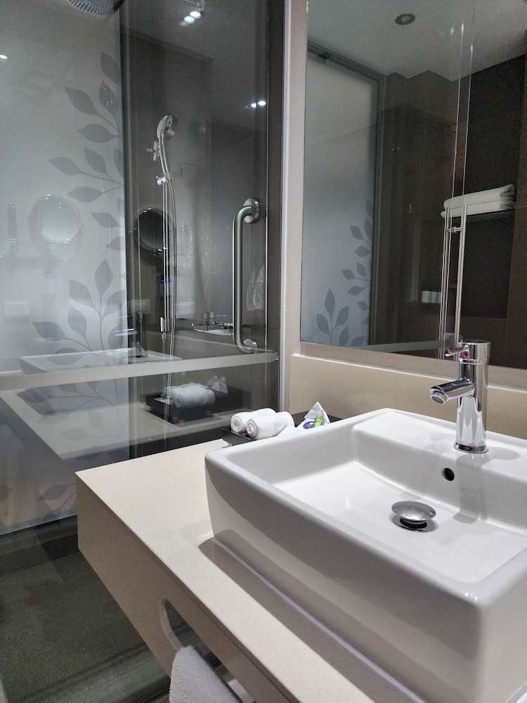 Room, 2 Double Beds, Accessible (Roll-In Shower) - Photo 8