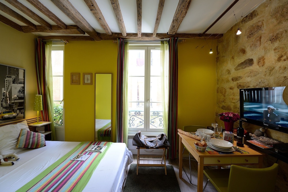 Studio (Gold finger) photo 1