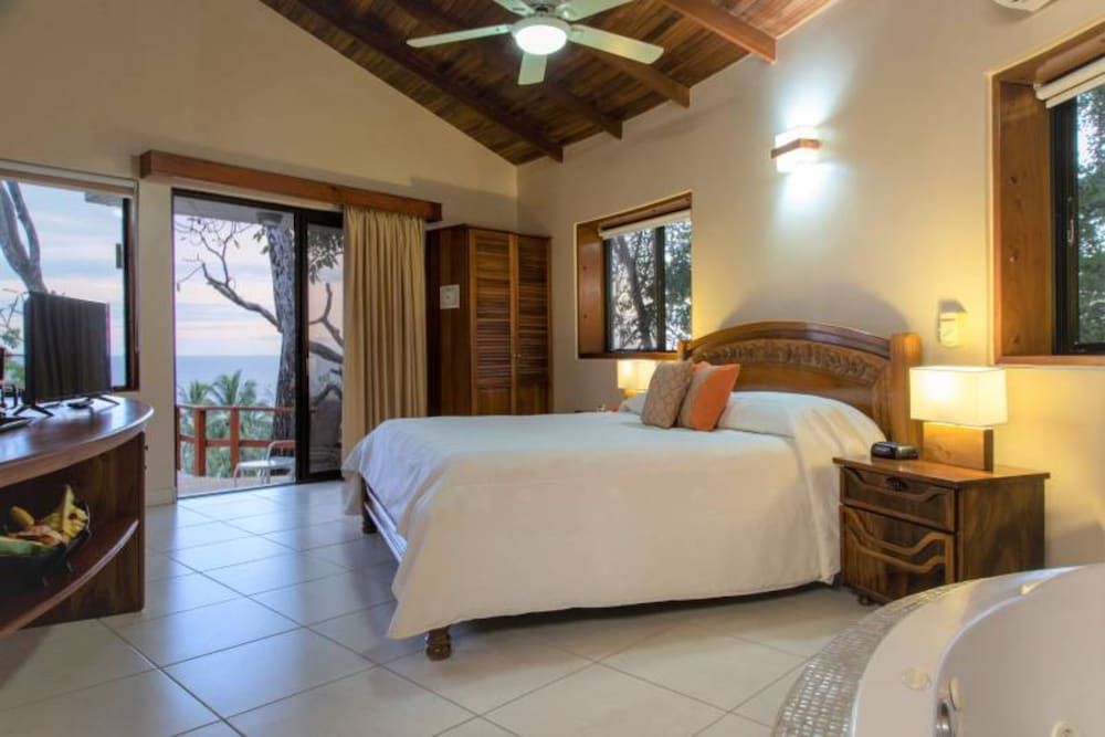 Tropical Suite - Jacuzzi photo 2