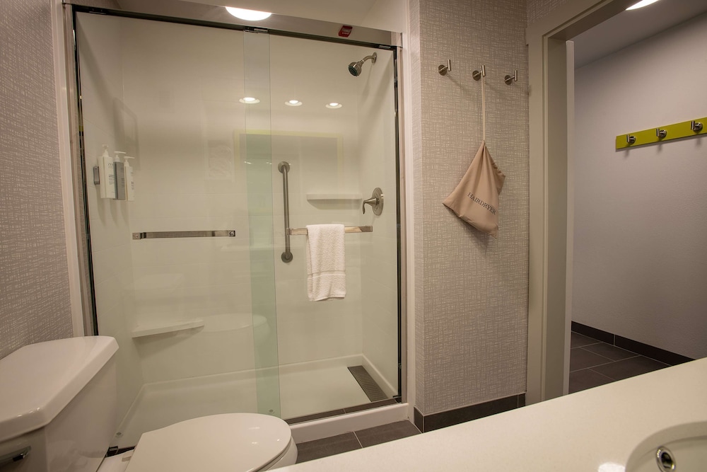 Room, 2 Queen Beds, Accessible, Non Smoking - Photo 8