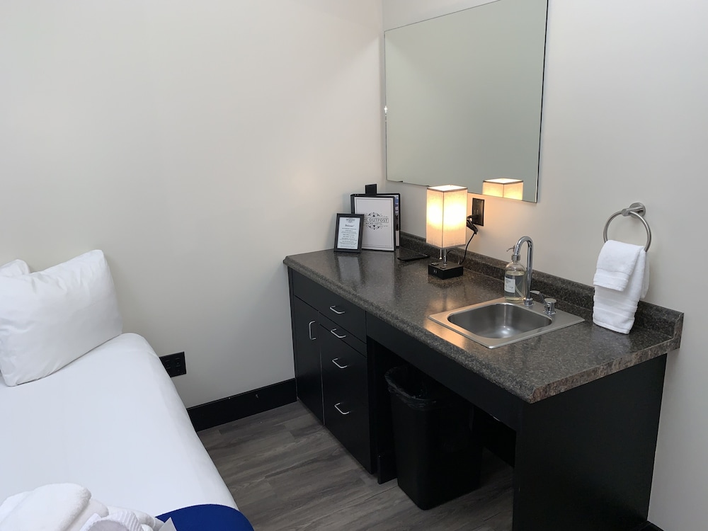 Standard Single Room, 1 Queen Bed, Accessible, Ground Floor with Shared Bath photo 1