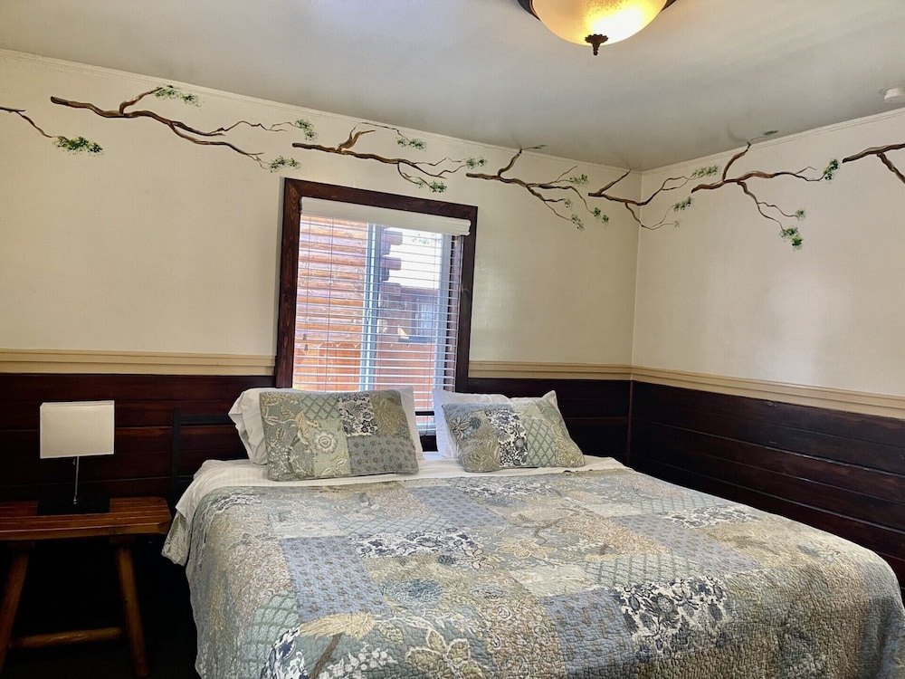 Family Cabin, 2 Bedrooms, Private Bathroom, Mountain View (012 2B 2K)