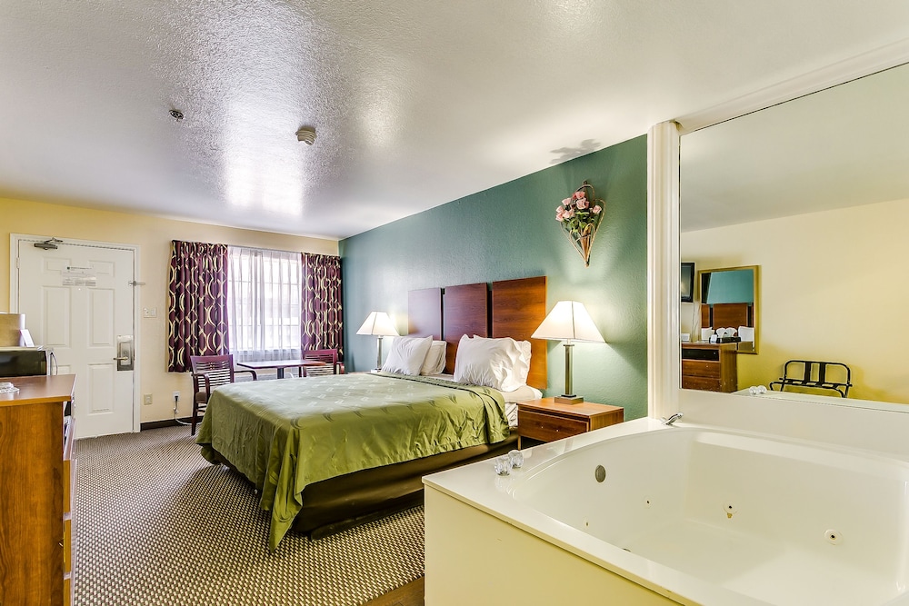 Suite, 1 King Bed, Non Smoking - Photo 2
