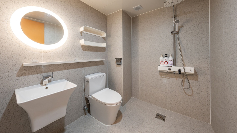 Basic Room, 1 Bedroom (Room B303 (Couple/Family Room)) - Photo 13