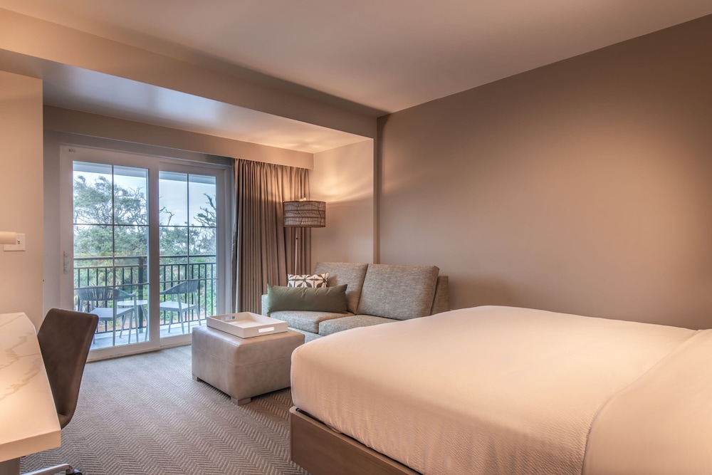 Room, 1 King Bed, Balcony, Oceanfront - Photo 1