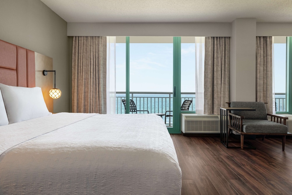 Oceanfront, 1 King Bed Suite, 1 Sofa Bed, Accessible, Bathtub, 9th Floor - Photo 9