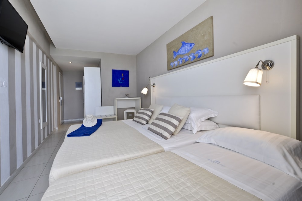 Triple Room (Sea View Front) photo 2