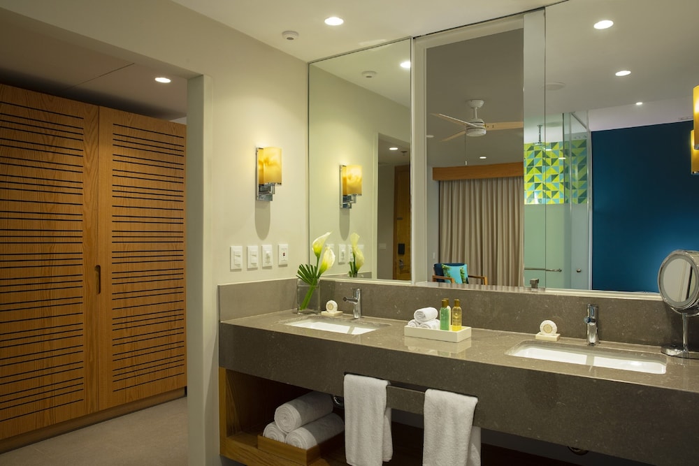 Preferred Club Junior Suite Partial Ocean View King thumbnail 6