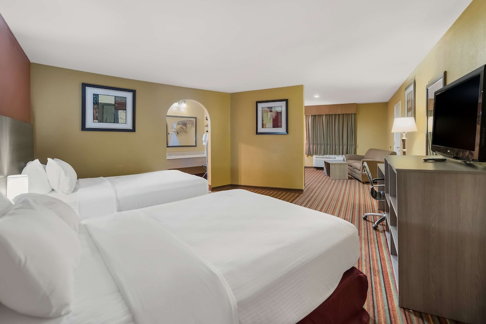 Family Suite, 2 Queen Beds, Non Smoking, Refrigerator & Microwave - Photo 1