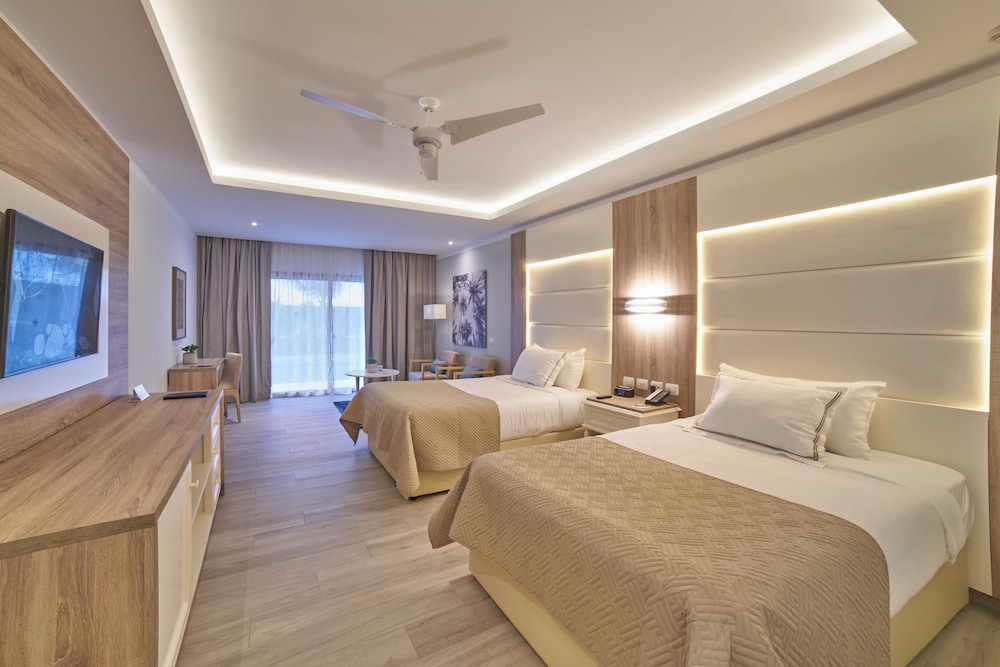 Junior Suite (Deluxe Corner) photo 2
