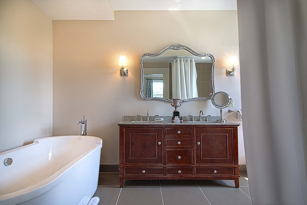 Evarts Suite, 1 Queen Bed, Soaking Tub, Corner room with view, Antique show fireplace photo 3