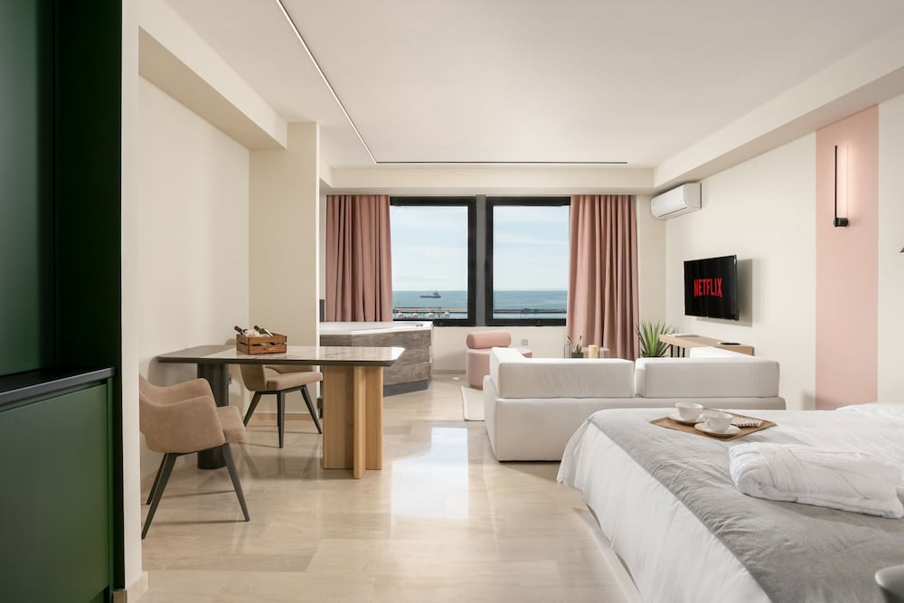Premium Studio Suite, Jetted Tub, Sea View photo 2