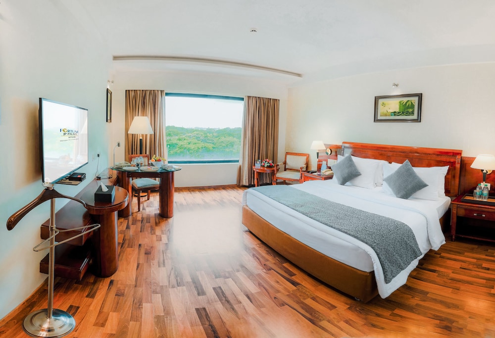 Deluxe Room, 1 King Bed (Deluxe King Room) - Photo 1