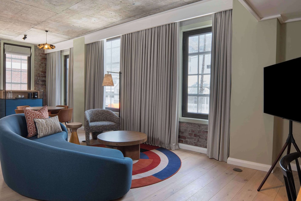 Premium Suite, 1 King Bed, Bay View thumbnail 6