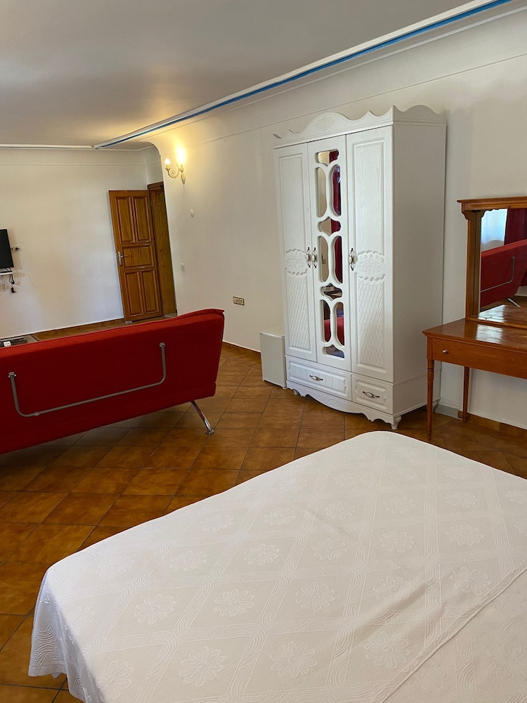 Family Studio Suite, 1 Bedroom, Garden View