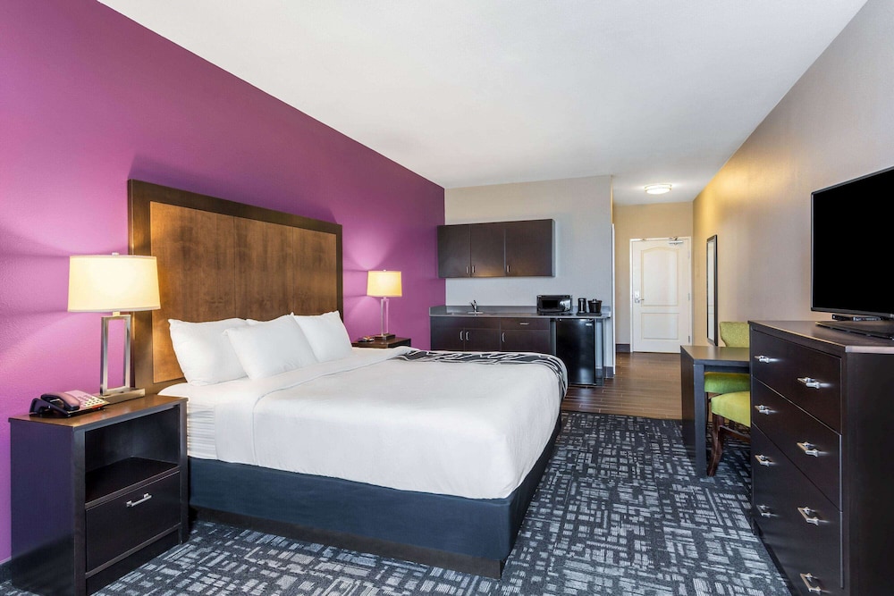 Deluxe Suite, 1 King Bed, Non Smoking (Efficiency)