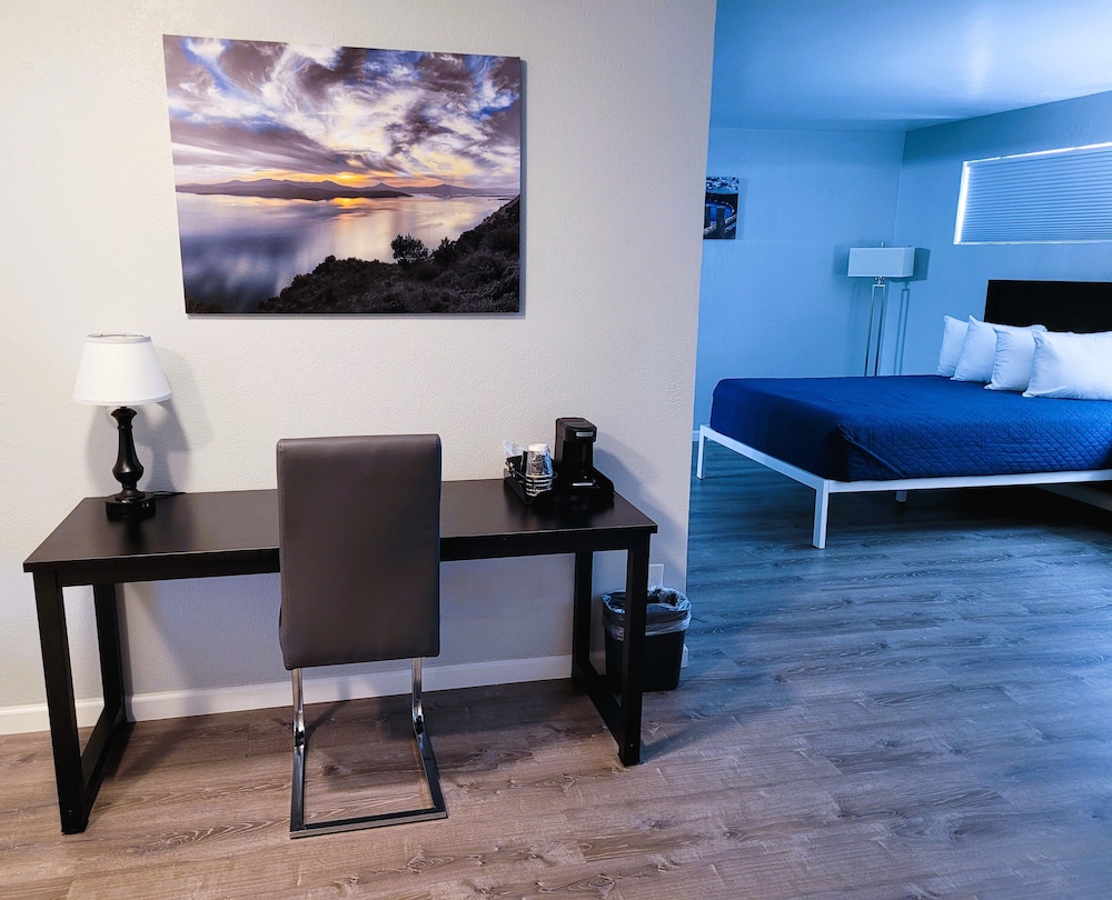 Standard Room, 2 Queen Beds (Double Queen Room) - Photo 2