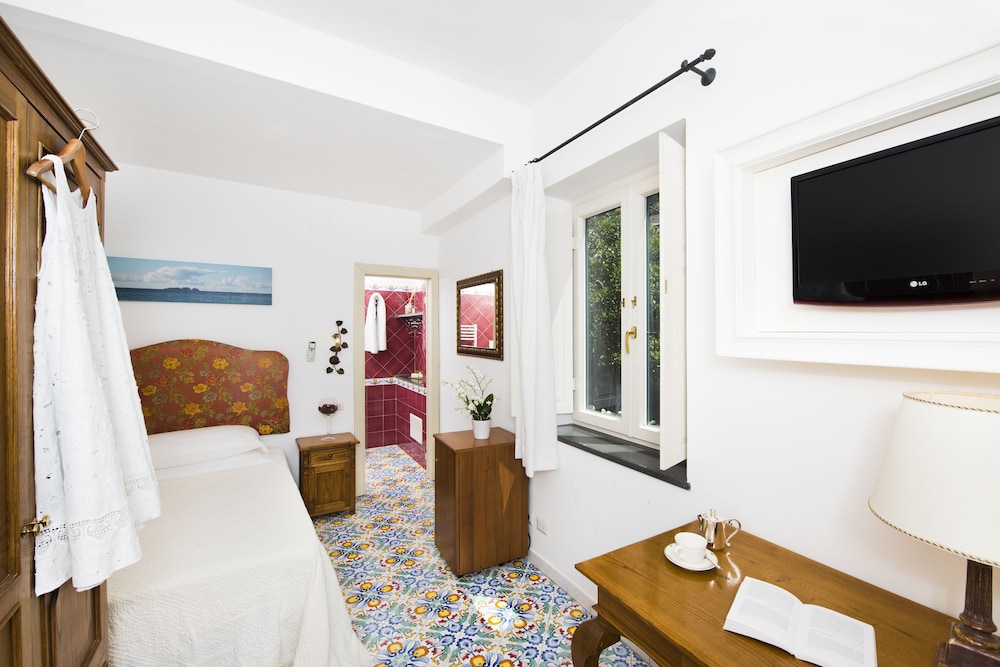 Single Room (back view - no balcony)