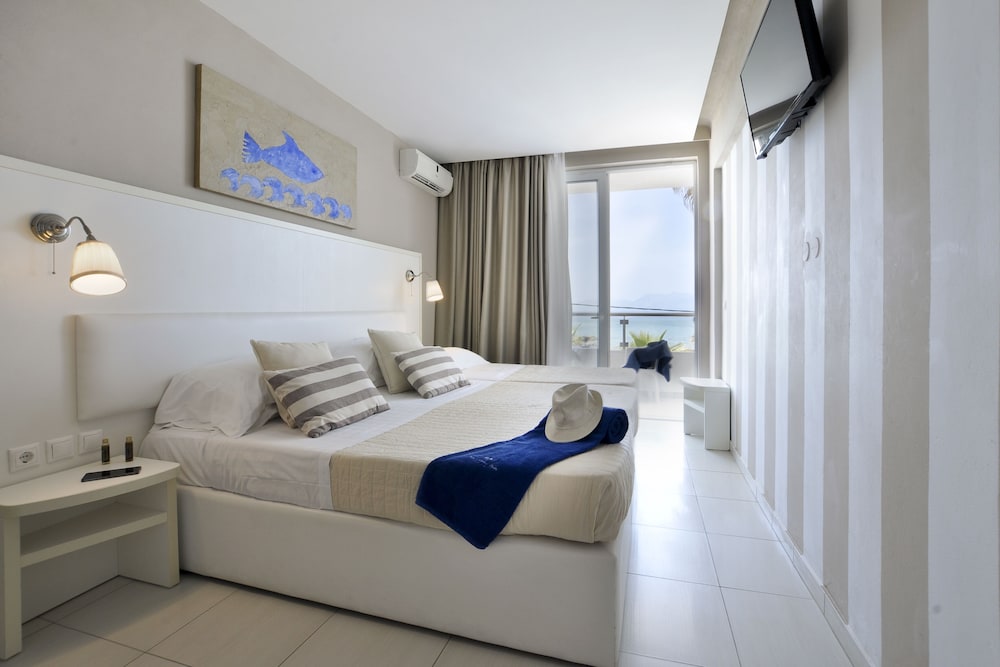 Triple Room (Sea View Front) photo 1