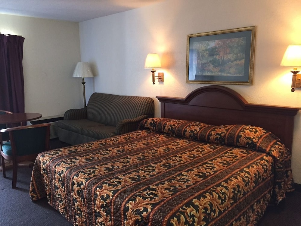 Deluxe Room, 1 King Bed, Jetted Tub photo 3