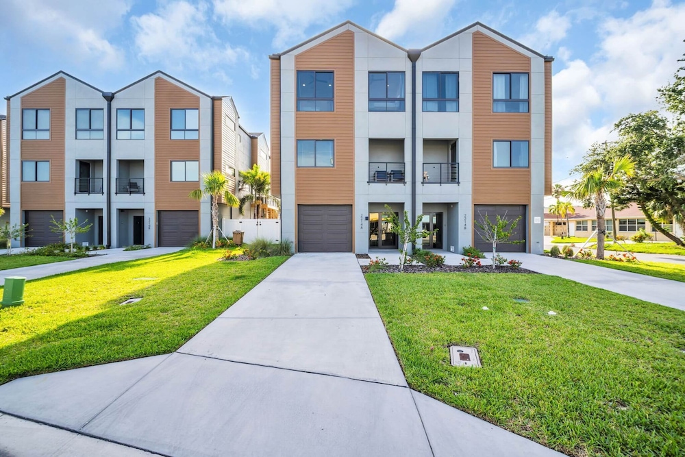 NEW 4 Bed 3 Bath Heated Salt Pool Walk2beach, Foto 31