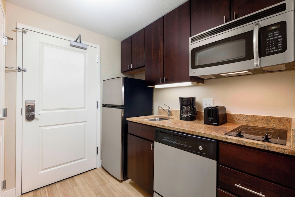 Suite, 1 Bedroom (Mobility/Hearing Access, Roll-in Shwr)