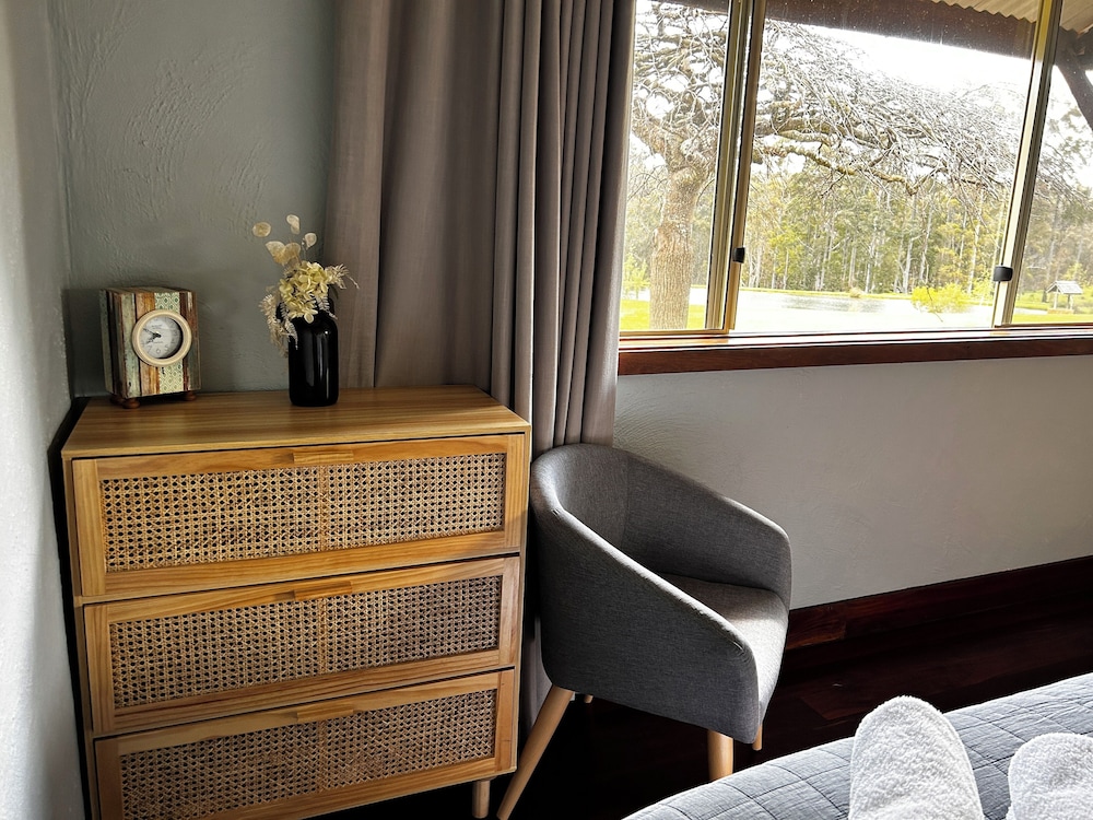 Comfort Cottage, 1 Queen Bed, Lake View (3 Night Rate) photo 2