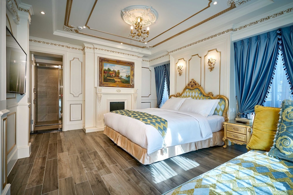 Premium Double Room, 1 King Bed, Non Smoking, Mountain View - Photo 3