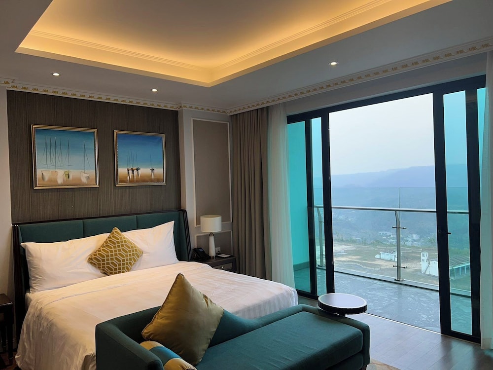 Club Room, Golf View - Photo 1