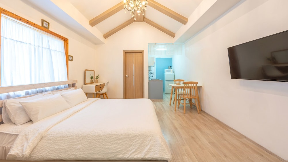 Basic Room, 1 Bedroom (Green 203(Pets Not Allowed))