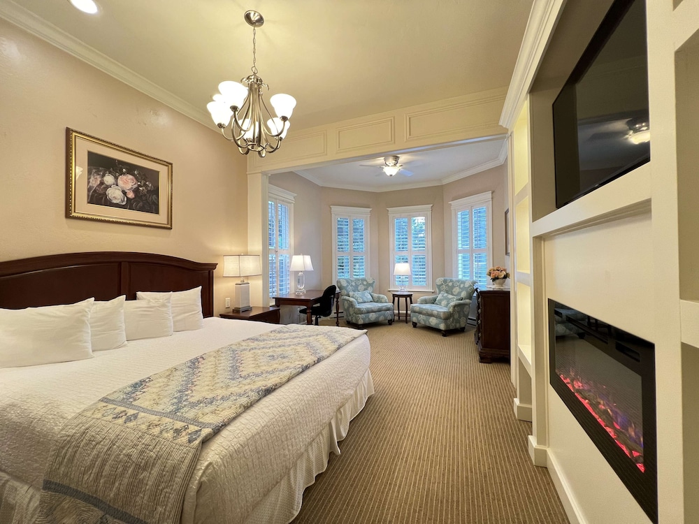 Standard Room, 1 King Bed, Non Smoking, Jetted Tub photo 2