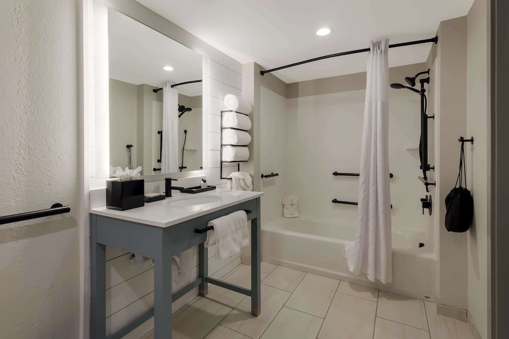 1 King Bed, Accessible, Non Smoking (Accessible Tub) - Photo 7