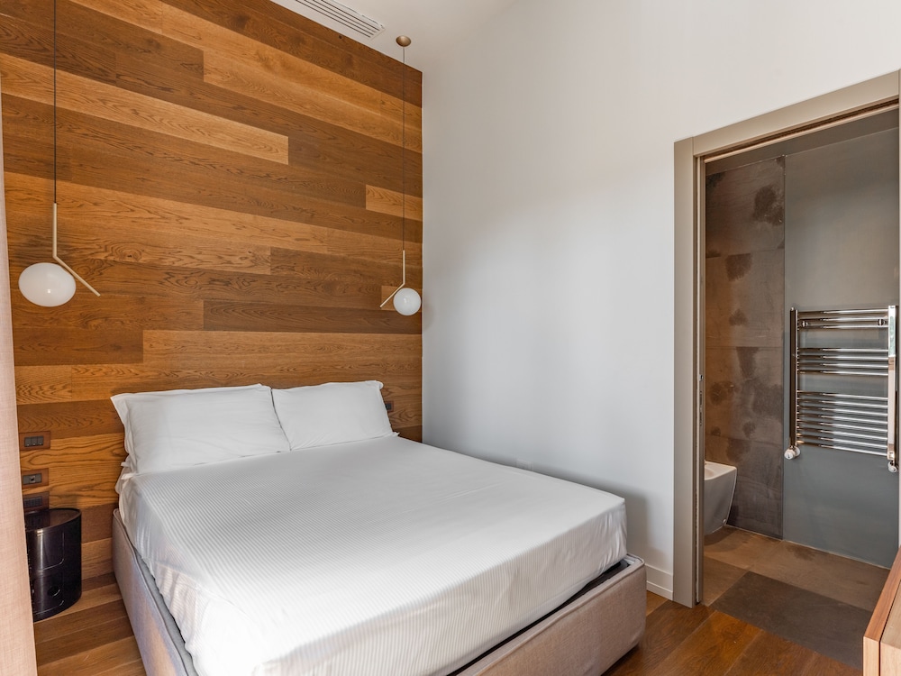 Large 2 Bedroom Apartment - Duplex