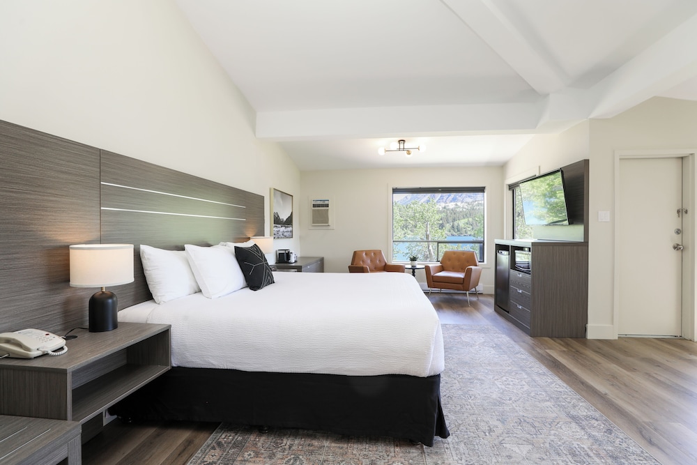 Romantic Suite, 1 King Bed, Lakefront photo 2