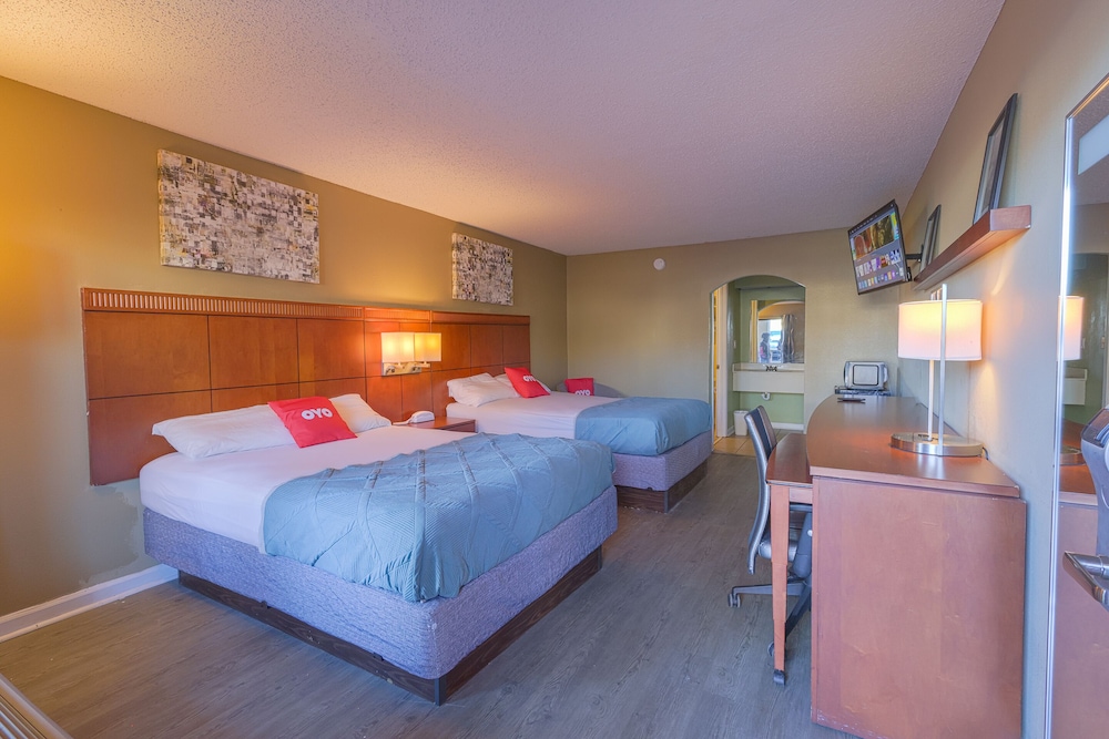 Room, 2 Queen Beds, Smoking photo 1