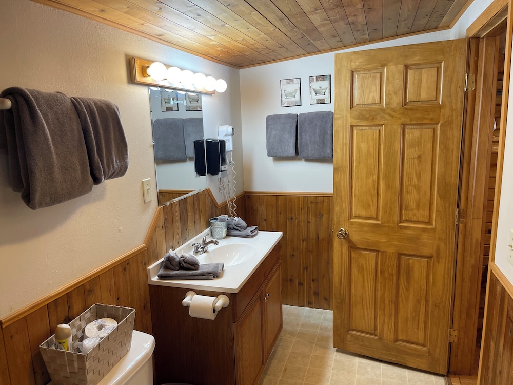 Comfort Single Room, 2 Queen Beds (Unit #17) photo 3