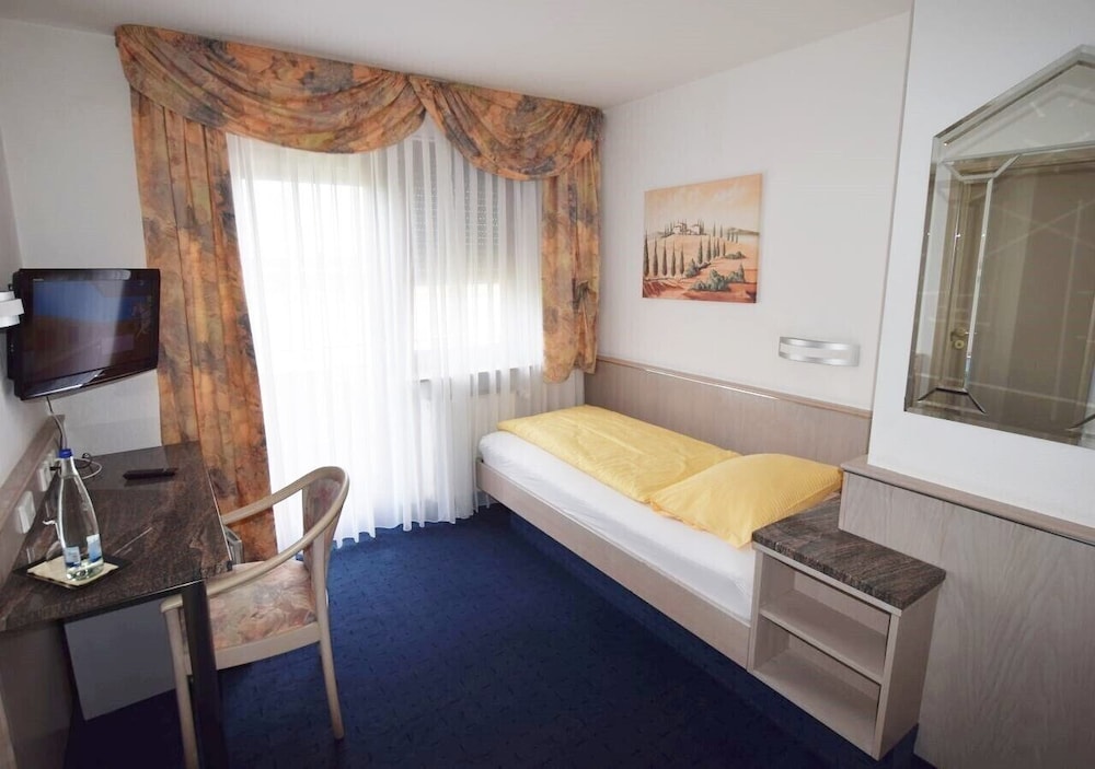 Single Room (204)