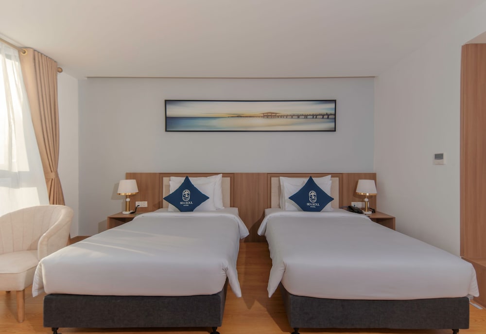 Deluxe Twin Room, City View - Photo 11