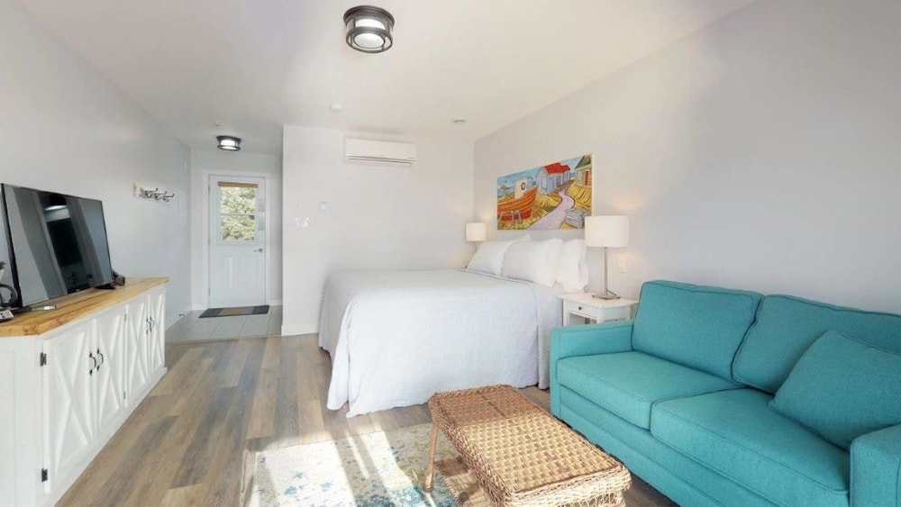 Signature Studio, 1 Queen Bed, Beachfront