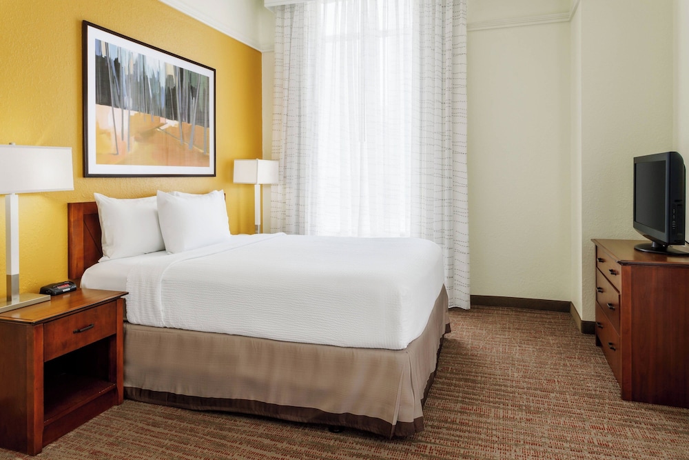 Studio, 1 Queen Bed with Sofa bed (Mobility Accessible, Roll-In Shower) - Photo 4